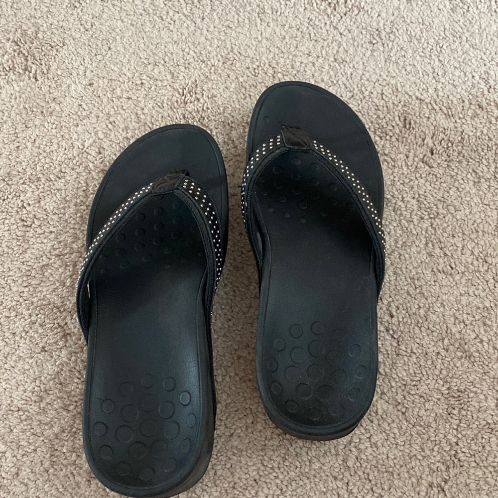 Vionic High Tide platform flip flops